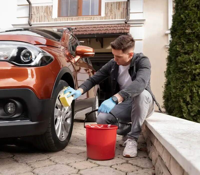 Lavage auto à domicile Kersaint-Plabennec : professionnel intervenant sur un véhicule